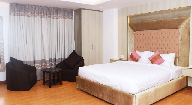 Полулюкс Royal Raj Hotel & Condominium