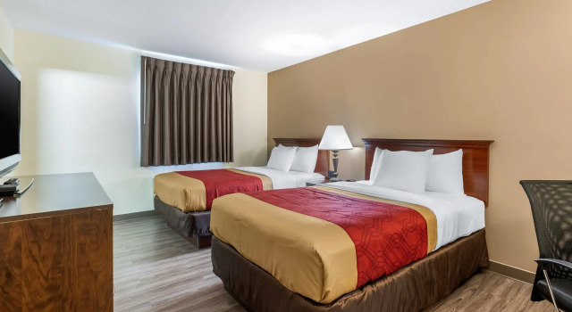 Четырёхместный номер Standard Econo Lodge Inn & Suites Des Moines Fairgrounds Area
