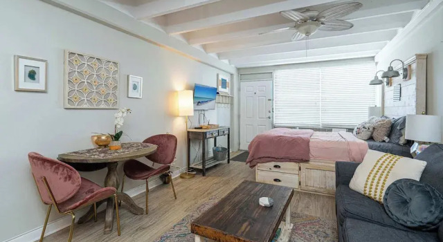 Coral Cove Beachfront Condo for 3 w/ Onsite Pool, Rezerwuj Apartament Panama City Beach Panhandle Florida