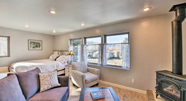 Cozy Mountain Studio By Main Street & Hot Springs!