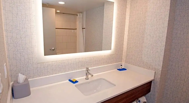 Четырёхместный люкс c 1 комнатой Holiday Inn Express Hotel & Suites-Hinton by IHG