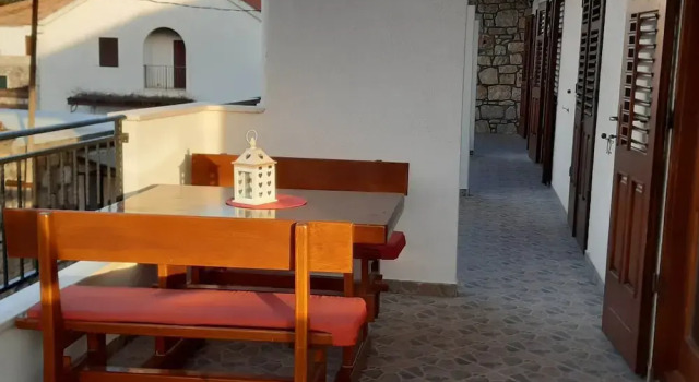 Apartments Cumbelic - One Bedroom Apartment With Balcony and Sea View A1, Забронировать Апартаменты/квартира Козарица Остров Мльет, рядом с Частный Пляж «Чумбелич Апартментс»