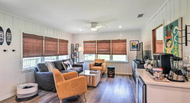 Walk to Beach: Home w/ Deck in Surfside Beach!, Book Feriehus Sommerhuse i Surfside Beach, Hytte