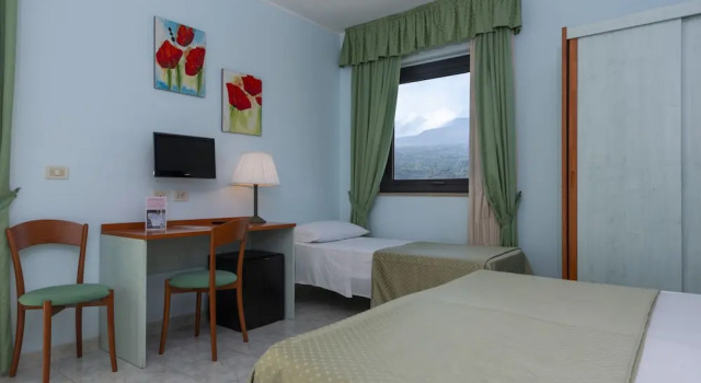 Четырёхместный номер Classic с балконом Atlantis Palace Hotel