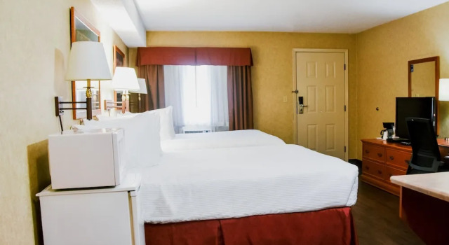 Четырёхместный номер Standard Цокольный этаж Stony Plain Inn & Suites