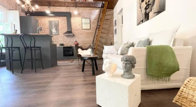 Writer's Loft w/ workspace-get inspired by comfort, Забронировать Отель Тбилиси Регион Тбилиси, рядом с Tеатр имени Марджанишвили