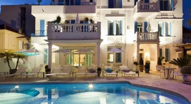 Кровать в общем номере Hôtel La Villa Juan Beach