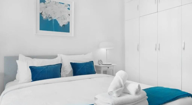 Maison Privee - Beautiful Chic Apt w Full Marina Views Next to the Beach, Забронировать Отель Джумейра , рядом с Dubai Marina Yacht Club