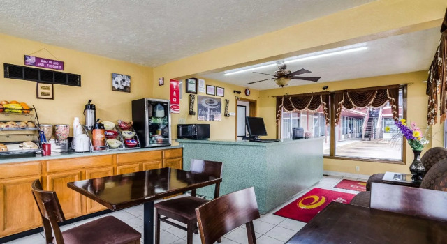 Econo Lodge Winfield, Book Hotel Hoteller i Winfield med parkering, Parkering