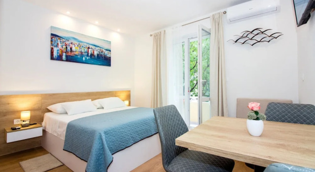 Студия с балконом Lugo Apartments