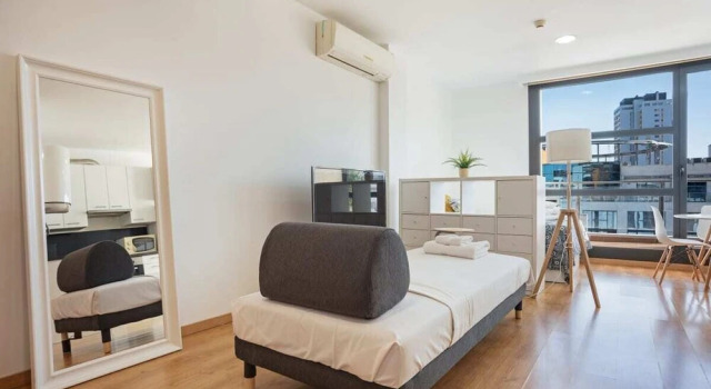 Studio w Balcony in Sanchinarro, 7 min to Train, Забронировать Отель Мадрид Провинция Мадрид, рядом с Пинар де Чамартин