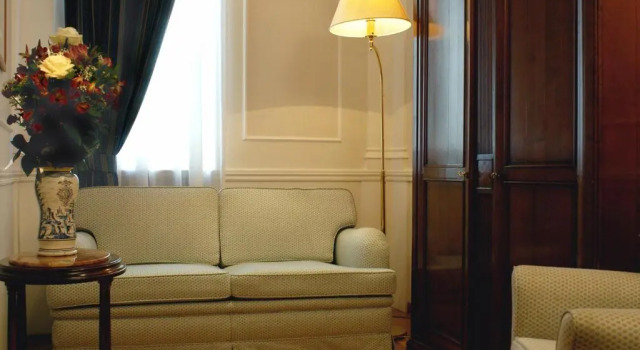 Полулюкс Hotel Flora