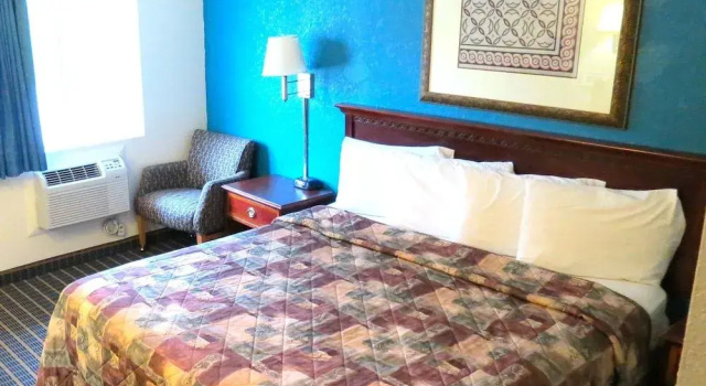 Budget Host Airport Inn, Забронировать Мини-отель  