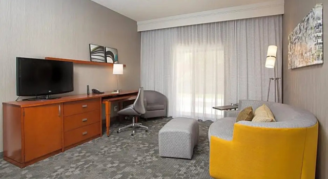 Двухместный люкс с 2 комнатами с балконом Courtyard by Marriott Boston Westborough