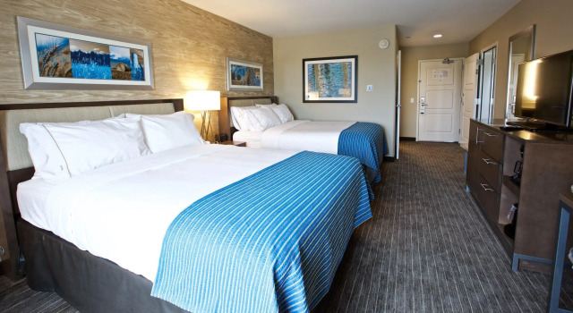 Четырёхместный номер Standard Holiday Inn Express Fargo SW - I-94 Medical Center by IHG