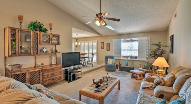 Коттедж Golf, Hike & Suntan: Mesa Family Home w/ Yard