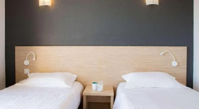 Кровать в общем номере с балконом Comfort Aparthotel Frejus La Tour de Mare