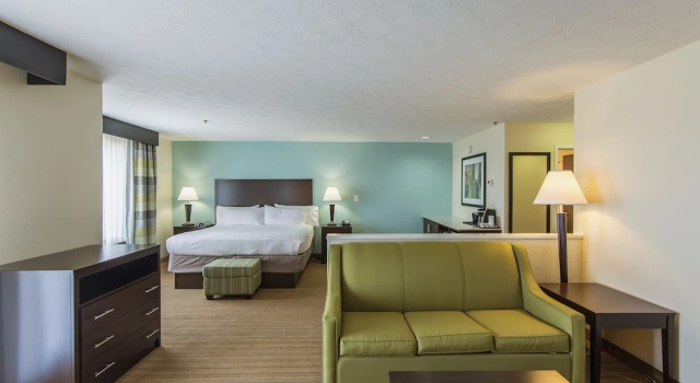 Двухместный люкс с балконом Holiday Inn Express Dandridge by IHG
