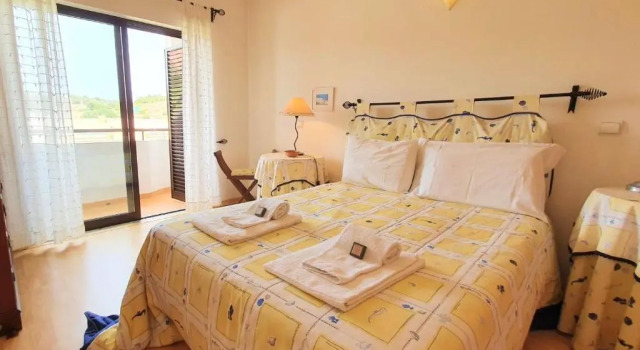 LovelyStay - Alto dos Caliços 2BR House with Garden, Réserver Hôtel Caliços Algarve