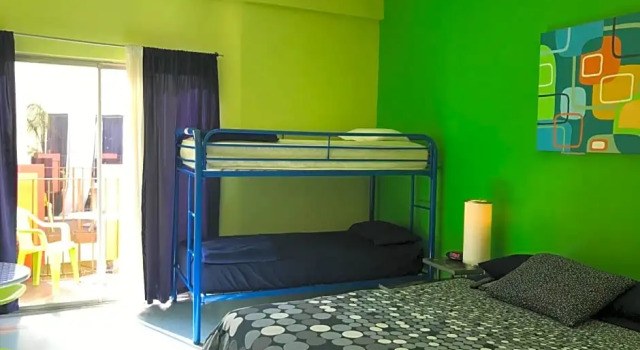 Banana Bungalow West Hollywood Hotel & Hostel, Забронировать Хостел Недорогие отели Лос-Анджелеса, рядом с Телецентр CBS, недорого