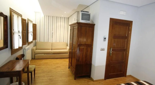 Hostal Rey Pedro I, Забронировать Отель Санто-Доминго-де-ла-Кальсада Ла-Риоха, рядом с Санто-Доминго-де-ла-Кальсада  Кафедральный музей