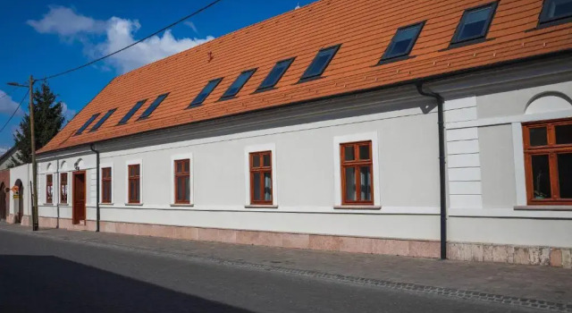 Kossuth Apartmanhaz, Rezervovat Hotel Tata 
