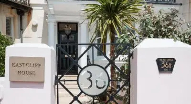 Eastcliff House & The Art Deco Flat, Забронировать Апартаменты/квартира Отели Исторического графства Суссекса с парковкой, Парковка