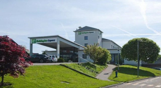 Кровать в общем номере Holiday Inn Express Luzern-Neuenkirch by IHG
