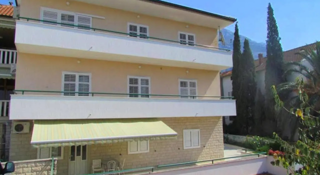 Apartments Pino, Varaa Huoneisto Hotellit Split-Dalmatia pysäköinnillä, Pysäköinti