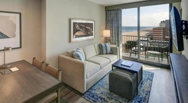 Двухместный люкс с 2 комнатами Embassy Suites By Hilton Virginia Beach Oceanfront Resort