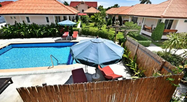 Коттедж с балконом и с красивым видом из окна Baan Opun Garden Resort