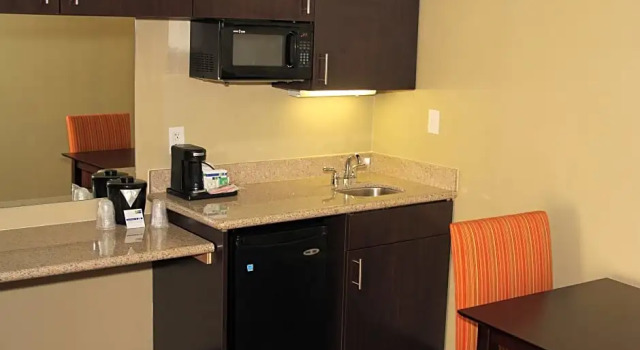 Люкс Standard Holiday Inn Express Hotel & Suites Indianapolis W - Airport Area by IHG