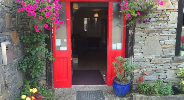 Heatherhill Farm Cottage in Letterfrack beside Connemara National Park, Reserva ahora Albergue Hostales en Connacht, Albergue