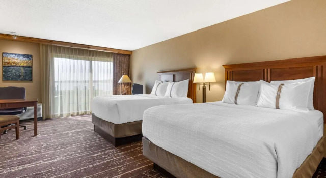 Четырёхместный номер Standard с балконом и с видом на озеро Best Western Premier The Lodge on Lake Detroit