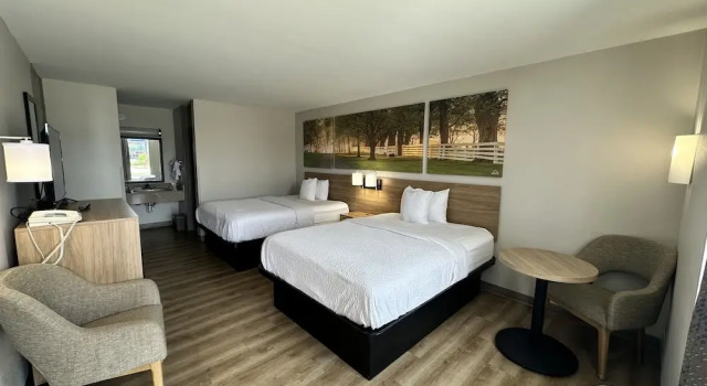 Четырёхместный номер Standard Цокольный этаж Days Inn by Wyndham Adel I-75