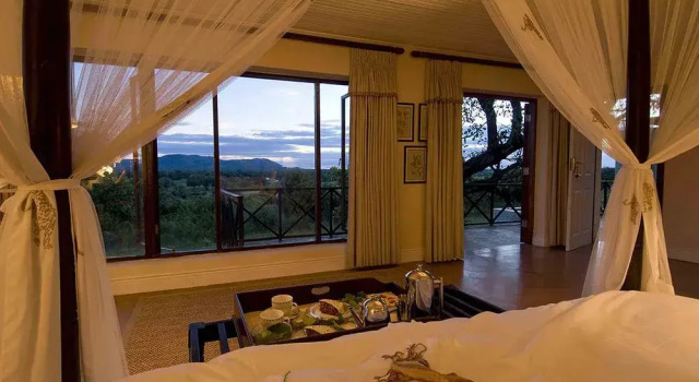 Sanctuary Chichele Presidential Lodge, Book Hotel South Luangwa National Park 