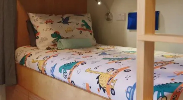 Кровать в общем номере Adventure Wanaka Hostel