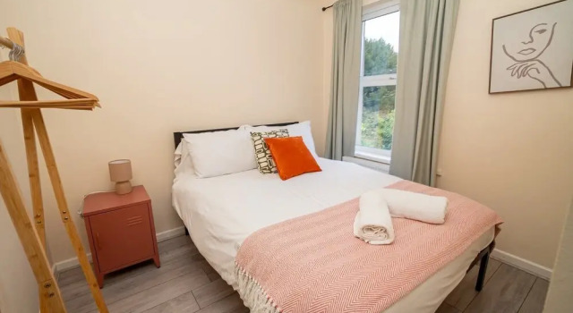 Family & Group Stay 5-bed Home, Parking