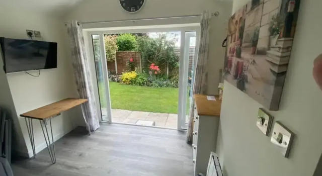 Modern Detached Bungalow, Book Hotel Trafford Merseyside