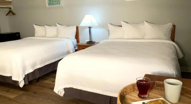 Четырёхместный номер Deluxe Hyannis Inn