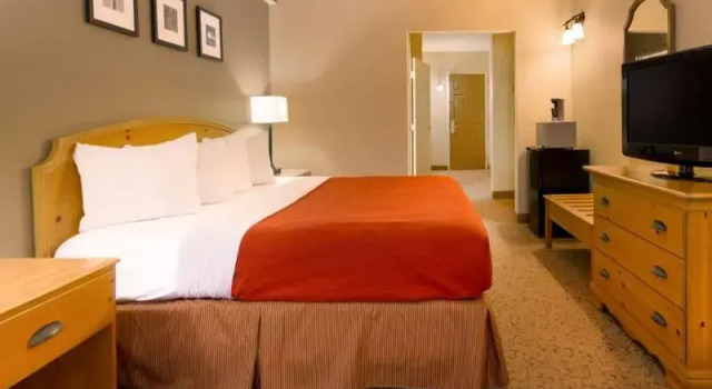 Люкс Country Inn & Suites by Radisson, Burlington (Elon), NC