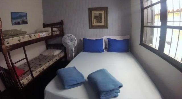 Кровать в общем номере Brumar Inn