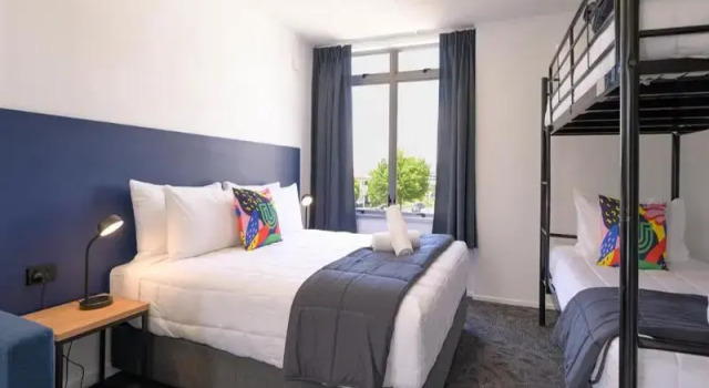 Семейный номер Economy с балконом Urban Lounge Sleepery, SureStay Collection by BW