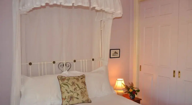 Old Bara Guesthouse, Забронировать Дом для отпуска Коттеджи Маджи, Коттедж