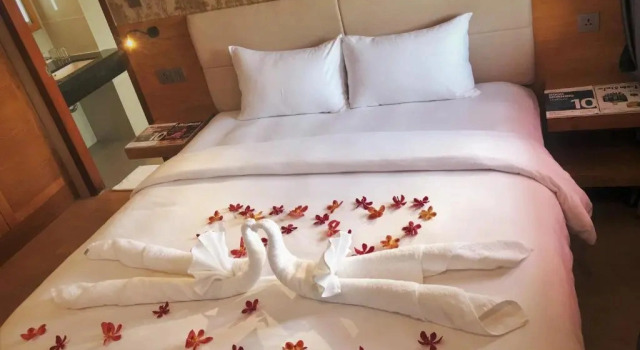 Люкс с балконом Imperial Saigon Hotel