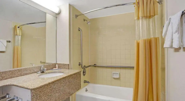Номер Standard Days Inn by Wyndham Norfolk Military Circle