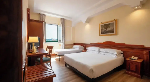 Triple room with city view Hotel Hiberia
