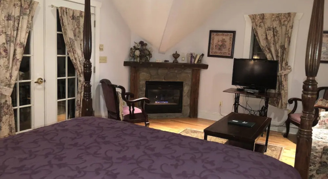 Четырёхместный номер Luxury с балконом Alpine Haus Bed & Breakfast Inn
