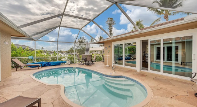 Sandcastles of Marco Island Waterfront Private Pool, Забронировать Отель Марко-Айленд штат Флорида