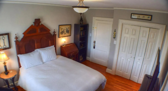 The Holly and Ivy Inn, Book Hotel Newton North Carolina